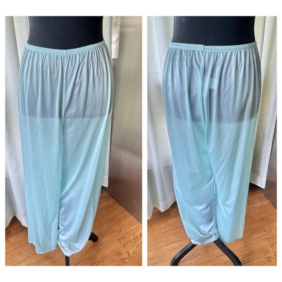 Vintage 80s pyjama, mint green, wide white lace details, long sleeves, tie belt - Picture 8 of 10